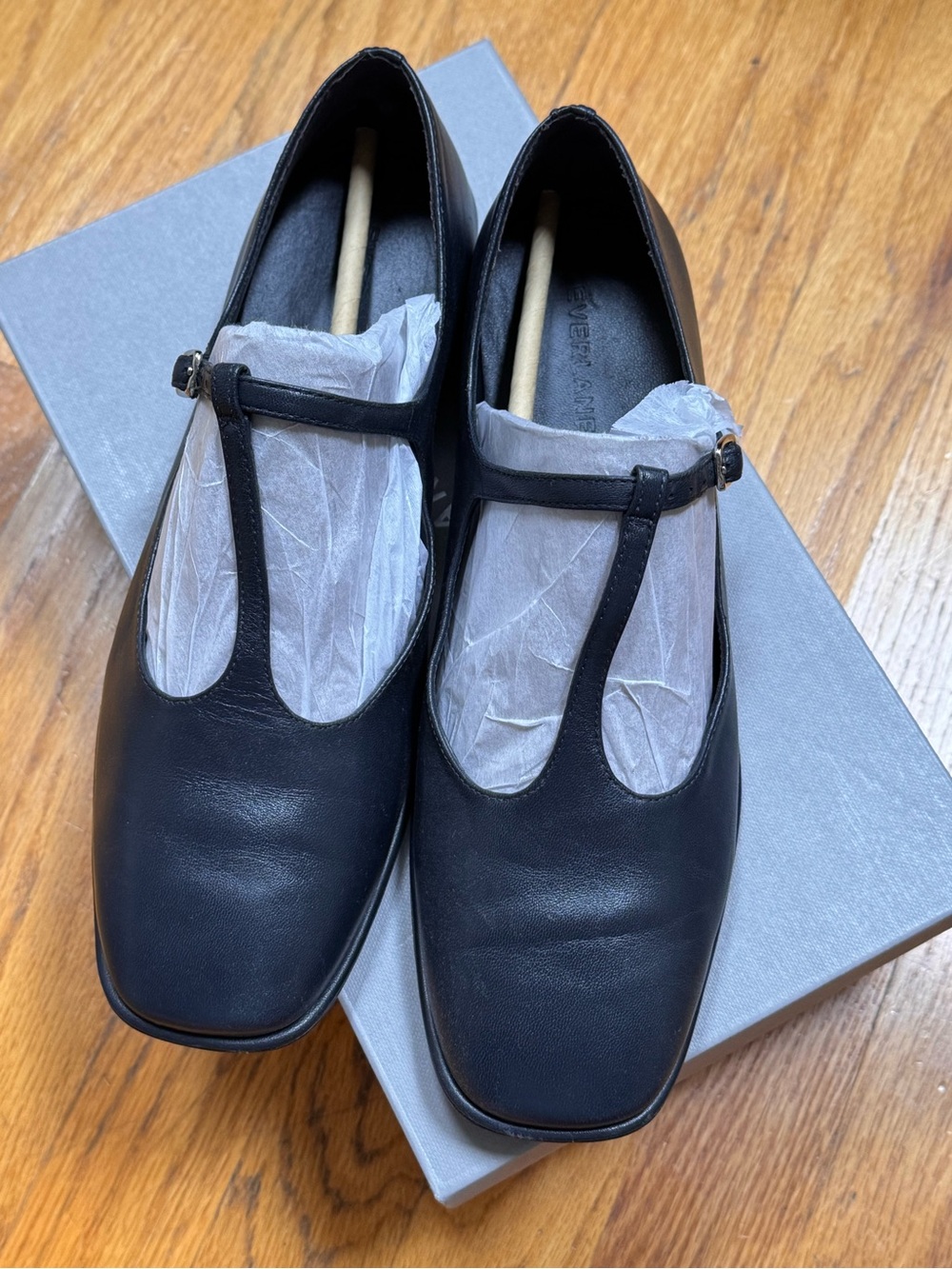 Everlane Navy Leather T-Strap Flat, 8.5 - Picture 2 of 9